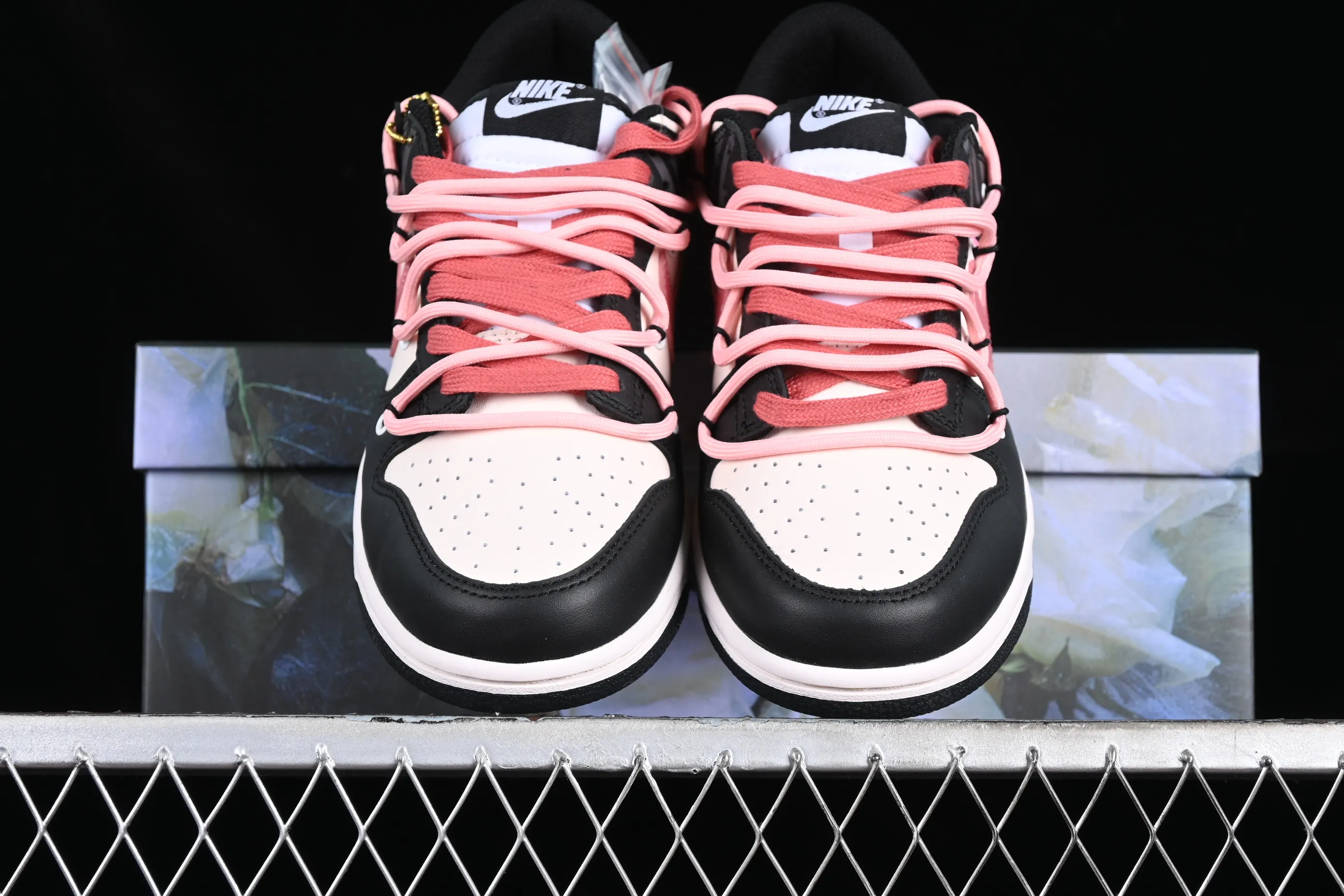All Categories Nk SB Dunk Series Nk SB Dunk Low Low-top Sneakers Nk Dunk Low Panda Prank-Summer Theme Gesanghua Strawberry Oreo SB Strap Low-top Casual Sneakers CW1590-100